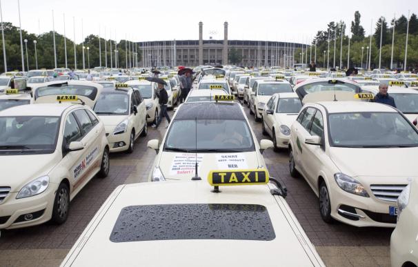 Taxistas alemanes protestan en Berlín (Alemania) el miércoles 11 de junio de 2014