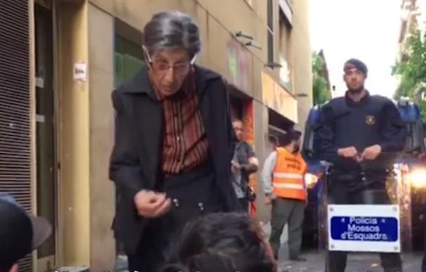 La 'superabuela' que planta cara a los 'okupas' en Gràcia: "Haber pagado vosotros"