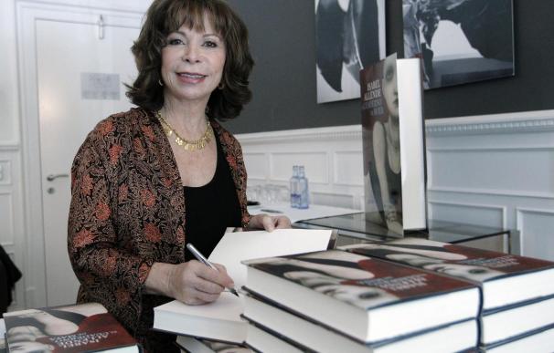 Isabel Allende dice que "si no escribiera, estaría loca, amarrada a una cama"