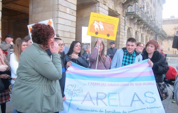 Más de un centenar de personas reivindican en Santiago "el derecho a ser y existir" de las personas transgénero