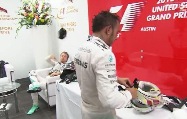 Rosberg, afectado por perder el Mundial, le lanzó una gorra a Hamilton tras la carrera