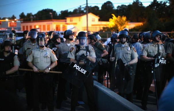 La policía de Ferguson, Missouri, durante una noche de protestas