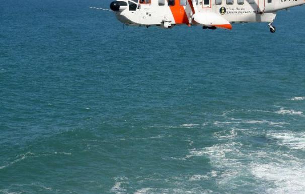 Rescatados 3 niños y 2 adultos de un velero en apuros a 110 millas de Fisterra