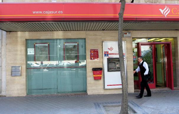 Las oficinas de Cajasur abren sus puertas tras la intervención del Banco de España