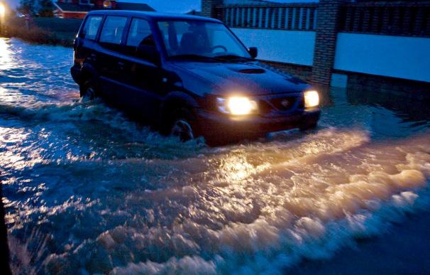 Varias carreteras e inmuebles inundados y suspendidos los actos del carnaval