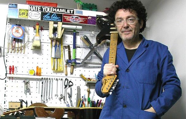Ovidio García, experto en reparar guitarras y bajos eléctricos.