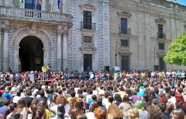 Alumnos de US muestran apoyo a los universitarios de Granada que se encerraron y llaman al "estado de alerta"