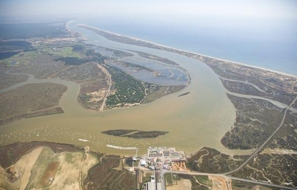 Tres empresas optan al dragado del canal de acceso a la ría del Piedras, licitado por 327.000 euros