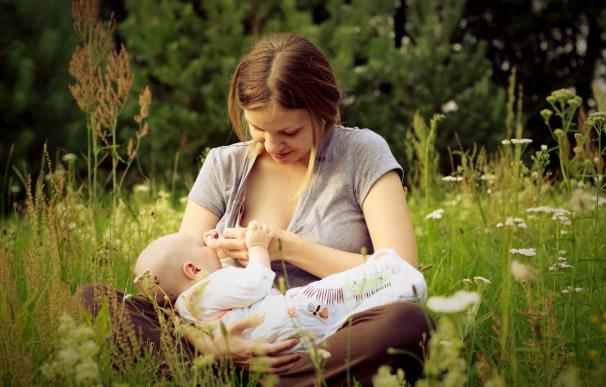 Los pediatras de Atención Primaria aconsejan seguir con la lactancia tras la vuelta al trabajo de la madre