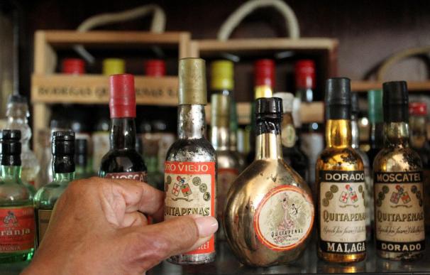 Un bodeguero reúne más de 15.000 etiquetas de vino que datan del siglo XIX