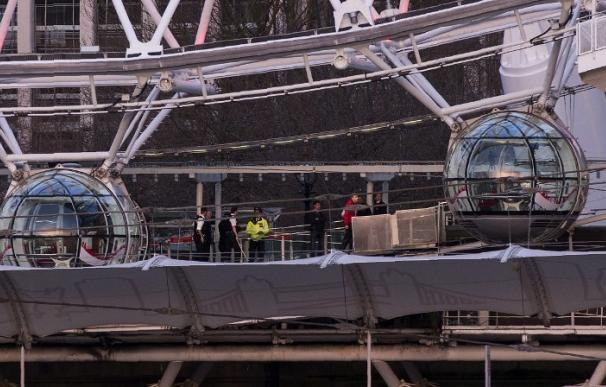Agentes junto a las cabinas del London Eye (AFP)