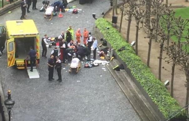 Dos ambulancias atieden a los heridos en el Parlamento británico