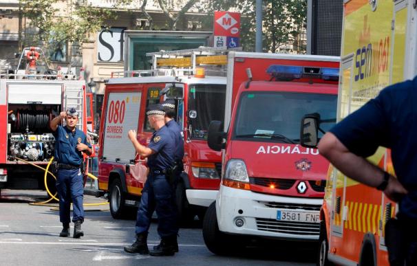 Trece vehículos destruidos en el incendio de un aparcamiento de Lleida