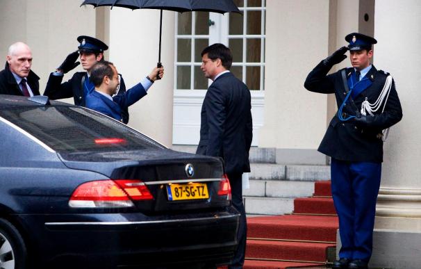 La Reina Beatriz discute con Balkenende los pasos a dar tras caer el Gobierno
