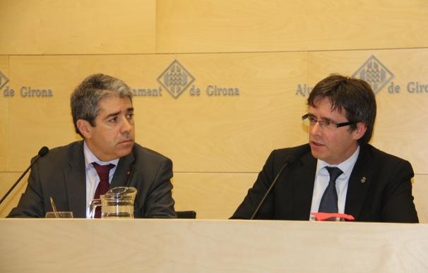 Puigdemont anima a Homs y defiende la "vía democrática" del referéndum
