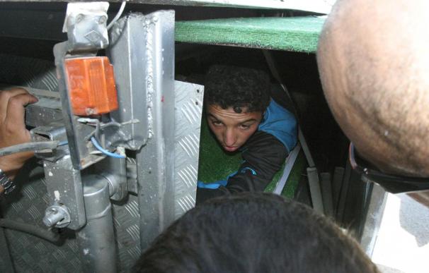 Interceptan a un inmigrante subsahariano escondido en un camión en Ceuta