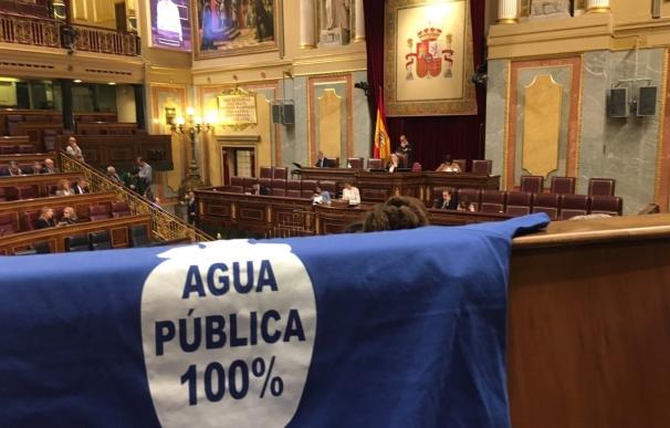Ana Pastor regaña a los diputados de Unidos Podemos por exhibir camisetas: El Congreso no es un tendedero