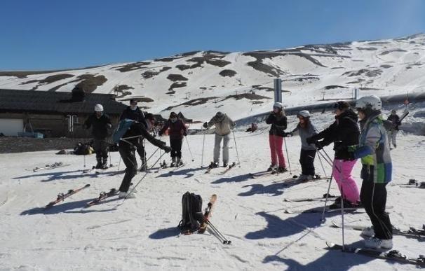 Una treintena de personas descubren el esquí y el snowboard en Sierra Nevada gracias a la Diputación