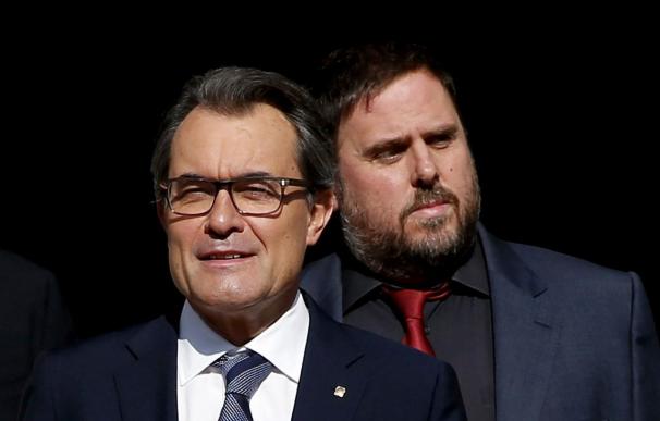 El presidente catalán, Artur Mas (i), y el líder de ERC, Oriol Junqueras