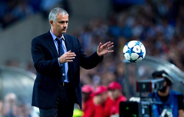 Mourinho critica a Wenger y a la FA y se alivia de "no llevar un brazalete electrónico" / Getty Images