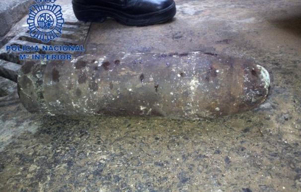 La Policía retira un artefacto explosivo de unos 30 centímetros de una calle del Marítim