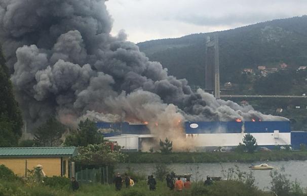 (AM) Un aparatoso incendio obliga a desalojar las instalaciones de Fandicosta en Moaña (Pontevedra)