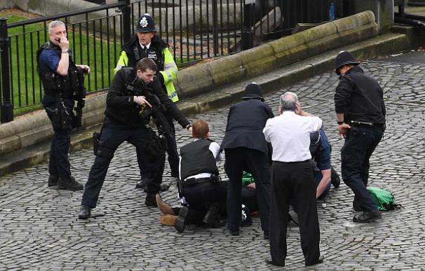 Ataque armado frente al Parlamento británico en Londres