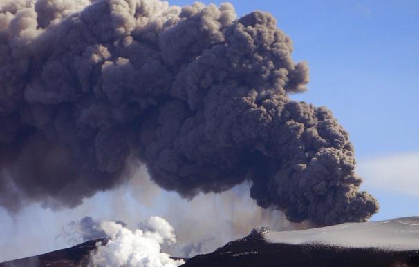 El volcán islandés mantiene su actividad explosiva y la expulsión de cenizas
