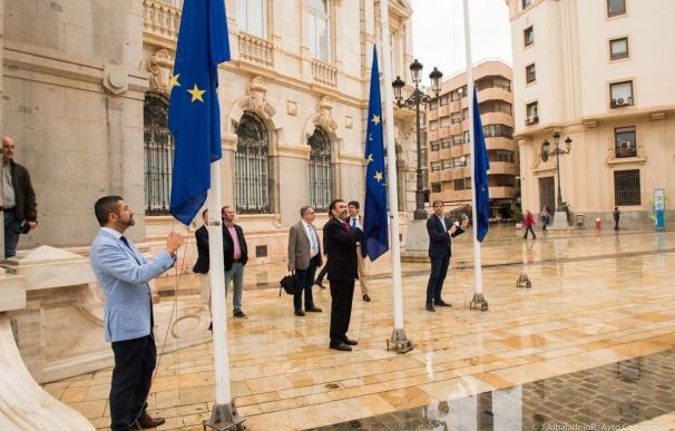 El alcalde de Cartagena lee un manifiesto e iza banderas para celebrar el Día de Europa