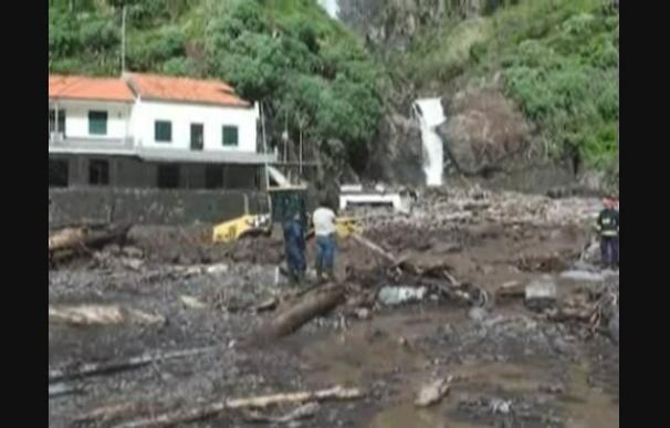 Retirada de lodo y escombros en Madeira