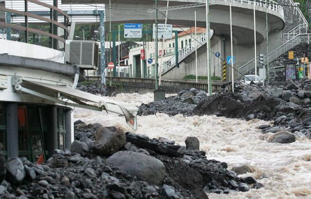 Las autoridades elevan a 40 la cifra de víctimas mortales en el temporal de Madeira