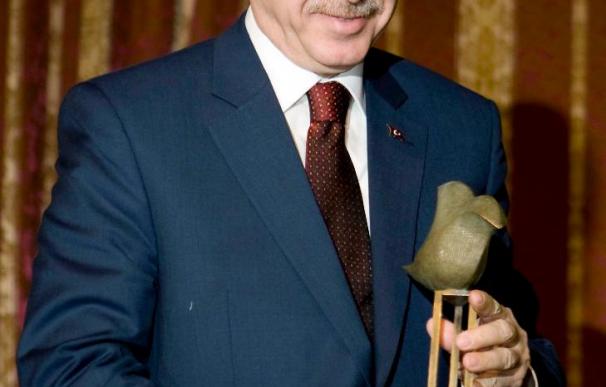 El primer ministro turco recibe el premio de la Fundación Sevilla NODO