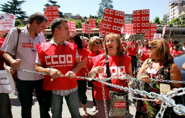 Delegados de CCOO se encadenan en Logroño contra la reforma laboral