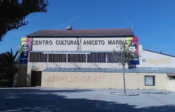 Amanece con pintadas el centro cultural de Bruente donde se presenta el libro del político venezolano Leopoldo López