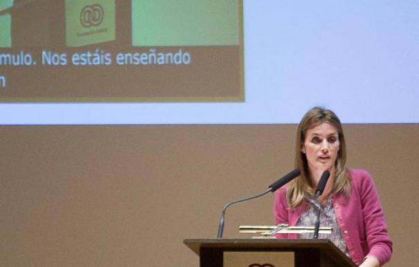 Doña Letizia felicita a un grupo de escolares que favorecen la inclusión de discapacitados
