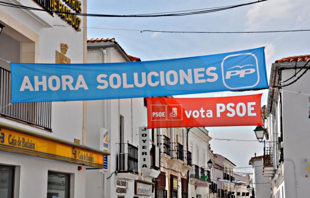 Propagan del PP y del PSOE en un pueblo extremeño.