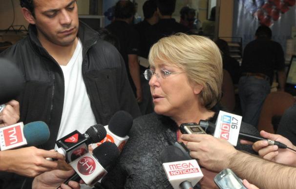 Bachelet le pide fuerza a los chilenos para enfrentar el peor terremoto en medio siglo