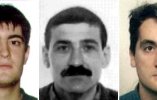 La Guardia Civil "prácticamente" ha descartado que Jiménez Morales (centro) sea el tercer supuesto etarra detenido en Francia.