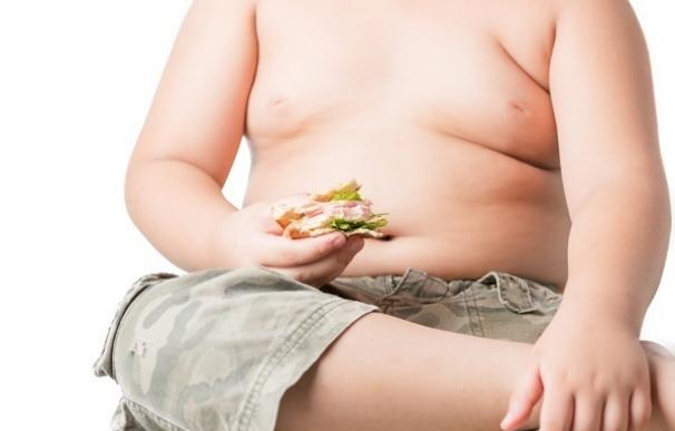 El riesgo de enfermedad hepática y cáncer comienza en la adolescencia en hombres con sobrepeso u obesidad
