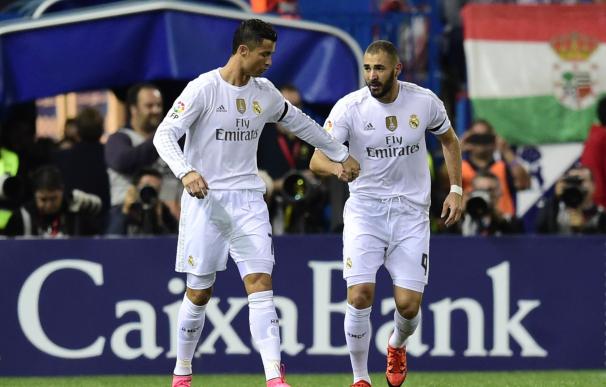 Benzema (d) celebra con Ronaldo (i) su gol ante el Atlético de Madrid (AFP)