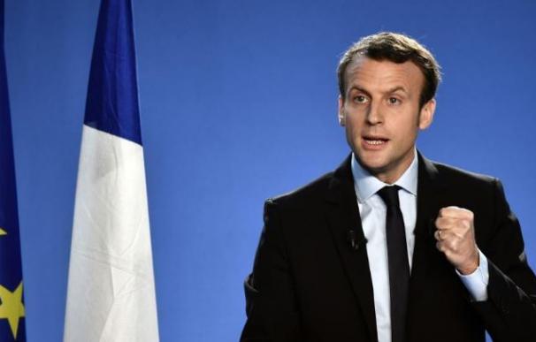 Macron aprovecha el PenelopeGate y dice que si sale elegido prohibirá contratar a familiares