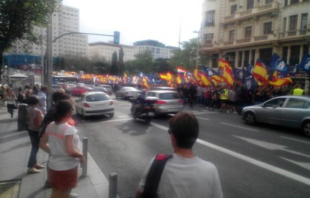 Cientos de personas acuden a la manifestación del Hogar Social Madrid con lemas como 'Españoles sí, refugiados no'