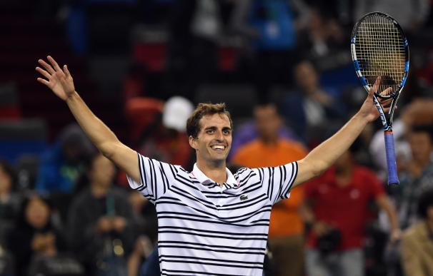 Albert Ramos celebra su victoria ante Roger Federer en el Masters de Shanghái