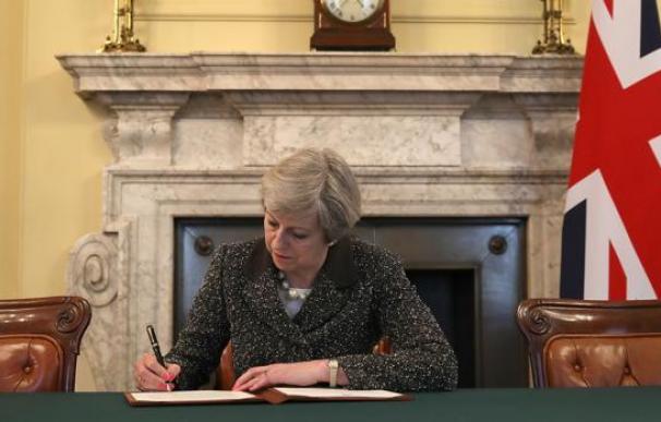 Theresa May firma la carta para activar el 'Brexit'.