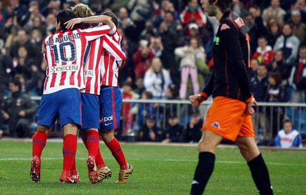4-1. El Atlético aprovechó la expulsión de Marchena para soñar con Europa
