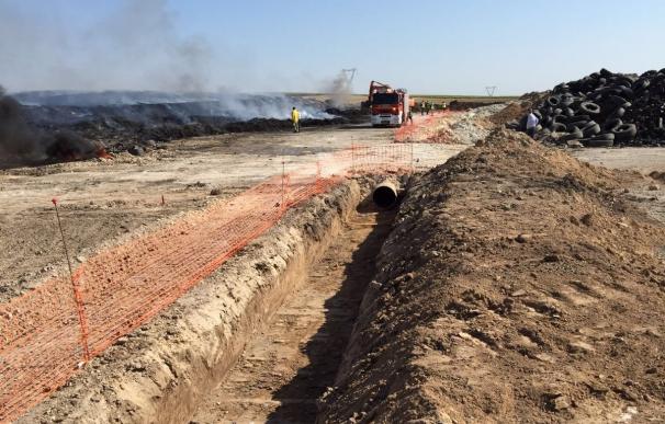 Se inicia la construcción de zanjas perimetrales que conducirán las precipitaciones de la zona quemada en Seseña