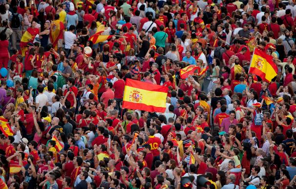 La 'guerra' de los emblemas: se repartirán banderas de España bajo el lema 'Métele un gol al independentismo'