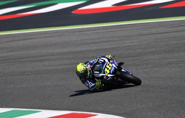 Rossi impone su ley en casa y saldrá desde la 'pole' en el GP de Italia