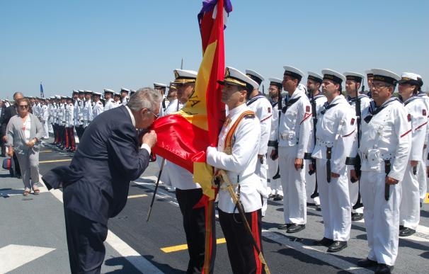 Más de 350 civiles juran bandera a bordo del buque 'Juan Carlos I'