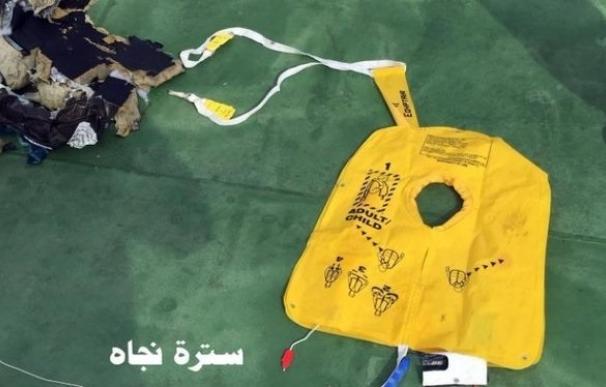 Egipto difunde las primeras imágenes de los restos recuperados del avión de EgyptAir